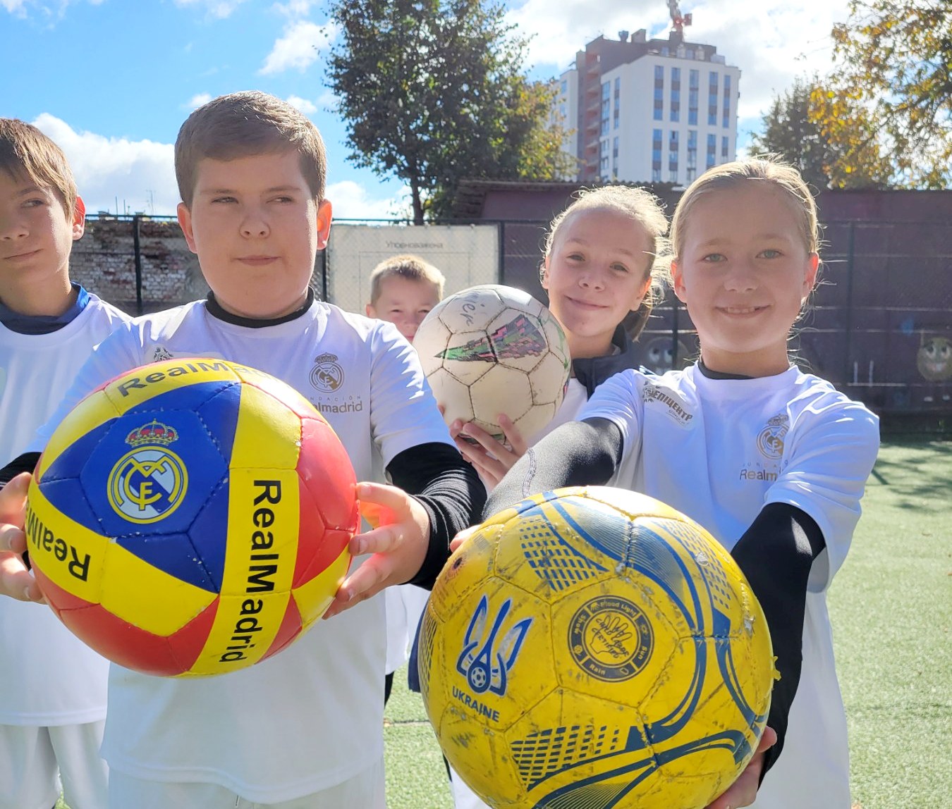 Спортивний інвертар від футбольних клубів дітям соцільно-спортивної школи Фонду Реал Мадрид